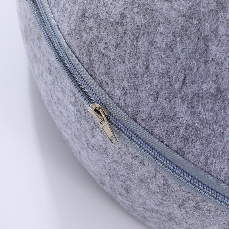 Felt cat cave bed in Light Gray – close-up of the zipper that joins the top and bottom halves