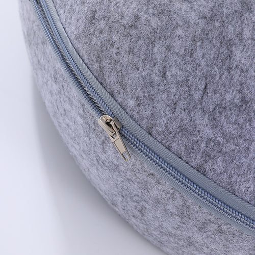 Felt cat cave bed in Light Gray – close-up of the zipper that joins the top and bottom halves